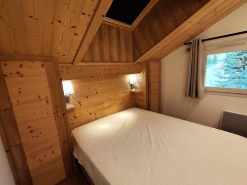 En eller flere senge i et værelse på Résidence L'arolaz N°1 - Appartement skis aux pieds 7 personnes dans le centre de Méribel MAE-7111