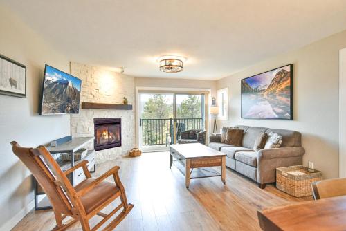 una sala de estar con un sofá y una chimenea en Lake Forest Lakeside Condo: Mountain, Lake Views, en Summit Medical Center Heliport