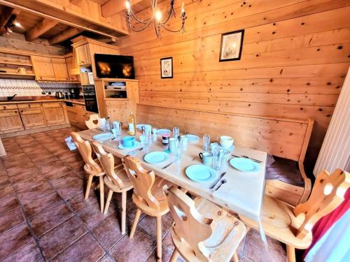 une salle à manger avec une longue table et des chaises dans l'établissement Résidence Epilobe - T4 au coeur du village MAE-0861, aux Gets