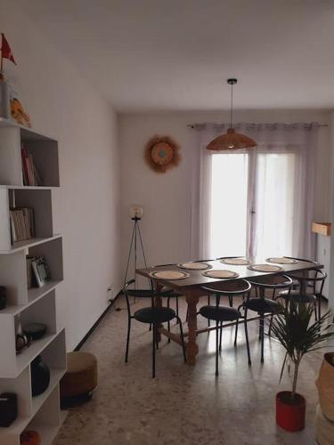 une salle à manger avec une table et quelques chaises dans l'établissement Escapade confort chez Mel à Avignon, à Avignon