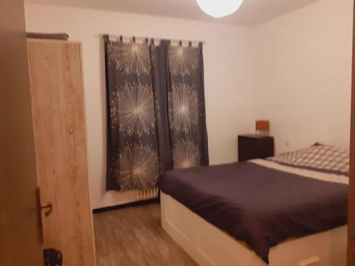 une chambre avec un lit et une fenêtre avec des rideaux dans l'établissement Escapade confort chez Mel à Avignon, à Avignon