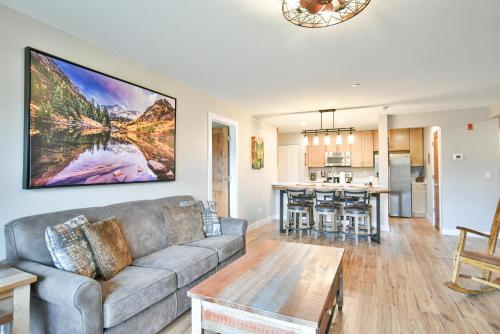 Una sala de estar y una cocina con un sofá y una mesa. en Lake Forest Lakeside Condo: Mountain, Lake Views, en Summit Medical Center Heliport