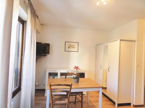 une table de salle à manger et des chaises dans une pièce dans l'établissement Résidence Le Chateau Durieux 3 - Très mignon studio ! MAE-7174, à Aix-les-Bains