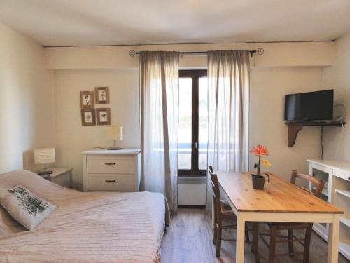 - une chambre avec un lit et une table avec un bureau dans l'établissement Résidence Le Chateau Durieux 3 - Très mignon studio ! MAE-7174, à Aix-les-Bains