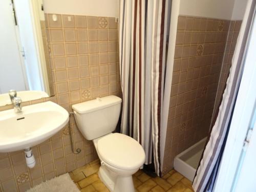 une salle de bain avec toilettes et lavabo dans l'établissement Résidence Le Chateau Durieux 3 - Très mignon studio ! MAE-7174, à Aix-les-Bains