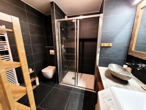 une salle de bain avec douche et toilettes dans l'établissement Résidence Le Confidentiel - Petit cocon neuf au cœur du village MAE-1221, aux Gets