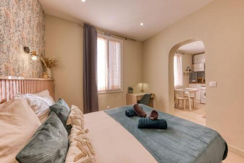 - un petit enfant dormant sur un lit dans une chambre dans l'établissement Evasion urbaine - Au pied des Quais de Seine, à LʼÎle-Saint-Denis