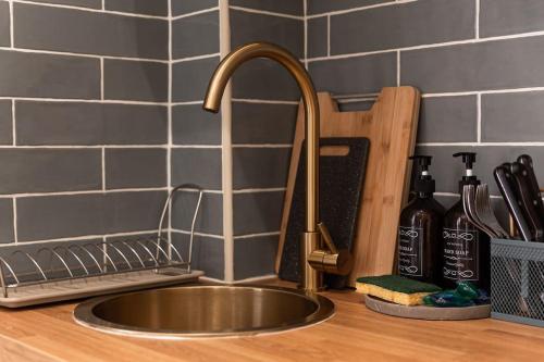 - un comptoir de cuisine avec un évier et un plan de travail dans l'établissement Evasion urbaine - Au pied des Quais de Seine, à LʼÎle-Saint-Denis