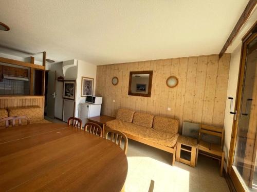 un salon avec un canapé et une table dans l'établissement Résidence Soleil - Grand duplex lumineux de 80 m2 avec vue panoramique MAE-5471, à Vénosc