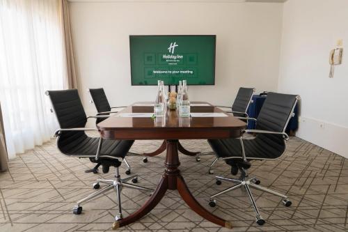 a conference room with a table and chairs at Holiday Inn Porto Gaia by IHG in Vila Nova de Gaia