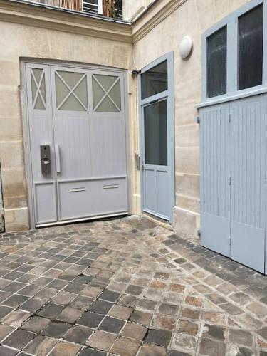 une paire de portes sur le côté d'un bâtiment dans l'établissement Cocon des Champs-Élysées, à Paris