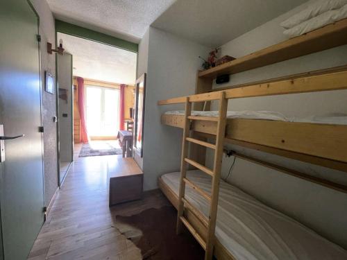 Cette chambre comprend 2 lits superposés et un couloir. dans l'établissement Résidence Meije 10- Porte J3 - Coquet appartement au Village 1800 dans station LES 2 ALPES MAE-5411, à Vénosc