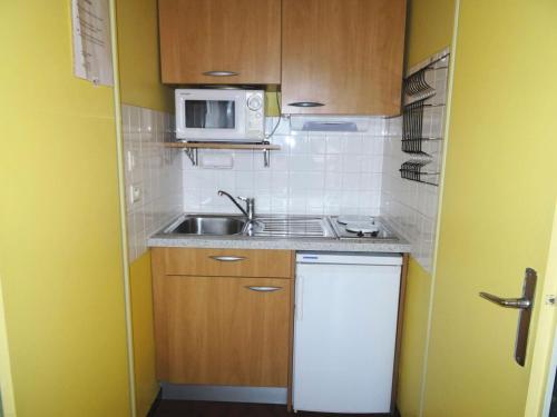 une petite cuisine avec un évier et un micro-ondes dans l'établissement Résidence Le Chateau Durieux 3 - Au calme avec vue dégagée, studio 2 personnes ! MAE-7334, à Aix-les-Bains
