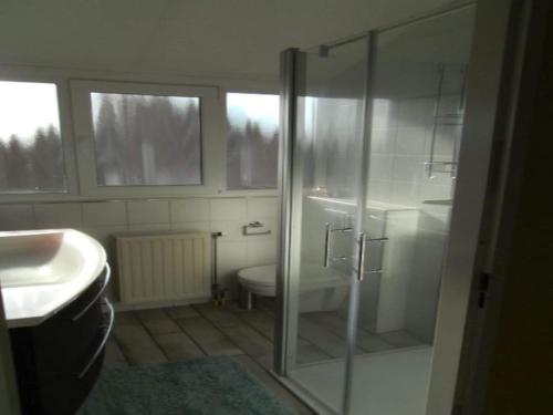 Et badeværelse på Lovely bungalow with garden