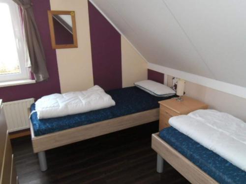 En eller flere senge i et værelse på Lovely bungalow with garden