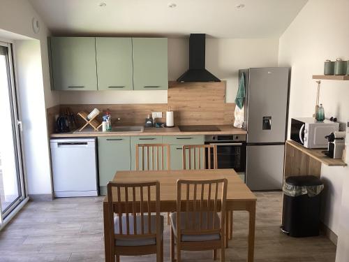 Kuchyň nebo kuchyňský kout v ubytování Logement de Tiphanie et Quentin
