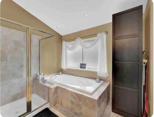 Fotografie z fotogalerie ubytování A master suite with own kitchenette and bath v destinaci Walnut Creek