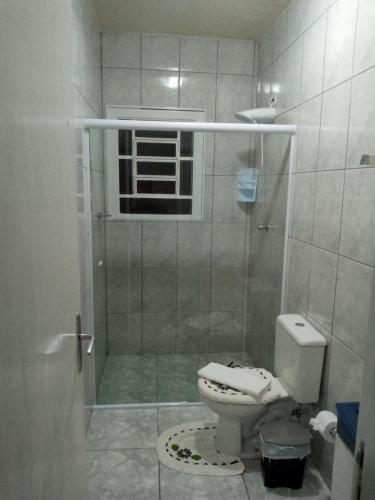 a bathroom with a shower with a toilet in it at Kitnet Privativa no Portal de Campos do Jordão in Campos do Jordão