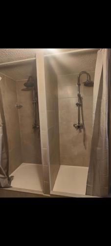 La salle de bains est pourvue d'une douche avec rideau de douche. dans l'établissement Auberge du manala chambre 4 personnes 24-24, à Saint-Louis