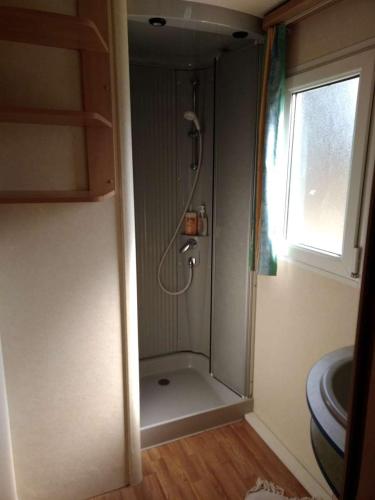 une cabine de douche dans une salle de bain avec une fenêtre dans l'établissement Vacances en bord de mer, au Grau-dʼAgde