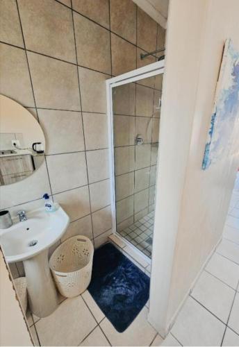 Ένα μπάνιο στο Blue Unit Haven at Sea Breeze Manor