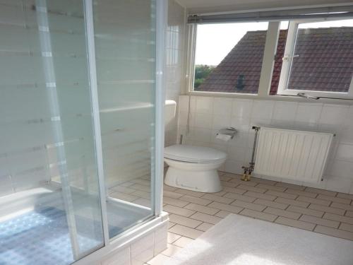 Ένα μπάνιο στο Bungalow in Breskens near Beach & Lighthouse
