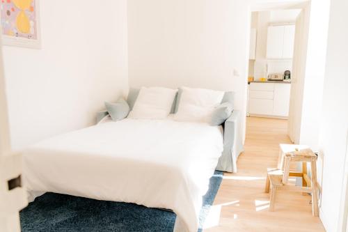 - une chambre blanche avec un grand lit et des draps blancs dans l'établissement L'atelier de la Placette YourHostHelper, à Nîmes