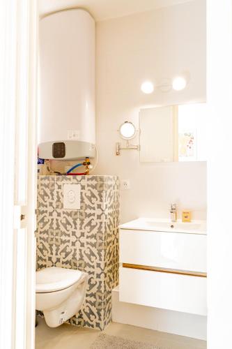 une salle de bain avec toilettes et lavabo dans l'établissement L'atelier de la Placette YourHostHelper, à Nîmes