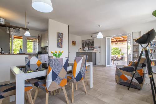 a kitchen and dining room with a table and chairs at Casa Bea in Palmadula