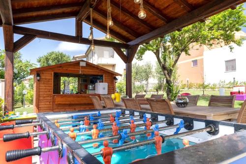 a group of birds sitting on top of a pool at Casa Bea in Palmadula