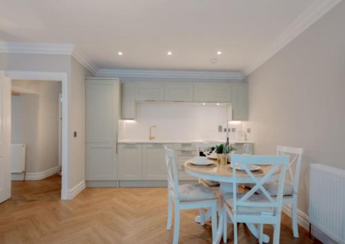 Kuchyň nebo kuchyňský kout v ubytování Number Twenty Seven luxury apartment, Aberdour, Fife