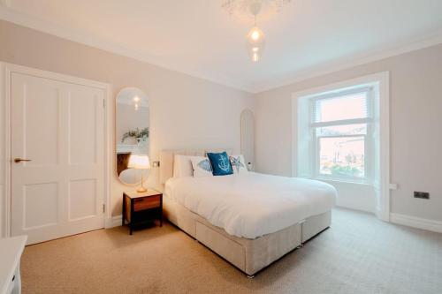 Postel nebo postele na pokoji v ubytování Number Twenty Seven luxury apartment, Aberdour, Fife