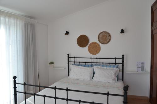 アルトゥーラにあるPátio Camaleónico AL - All Suitesのベッドルーム(白い枕の黒いベッド1台付)