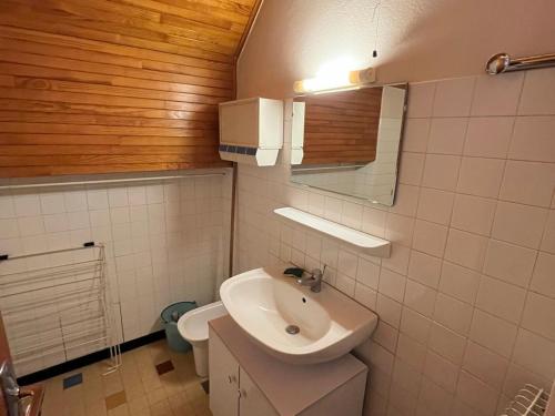 un baño con lavabo y espejo en Charmant duplex Autrans, 5 pers, animaux admis, parking - FR-1-737-86, en Autrans