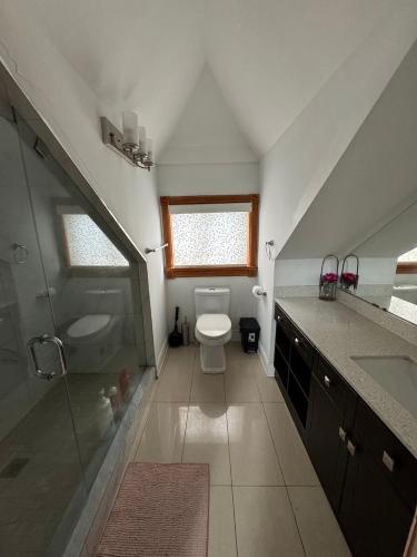 Phòng tắm tại Spacious Townhouse close to Dundas Square!