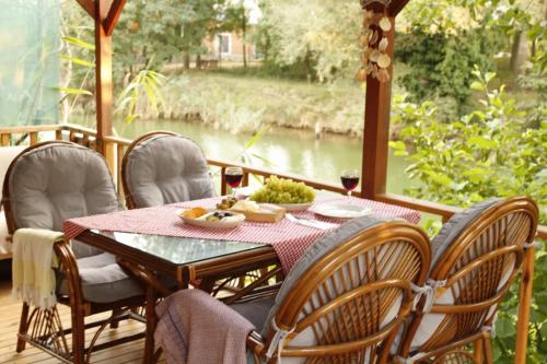 een tafel met een bord eten op een veranda bij Garden Party House in Sile