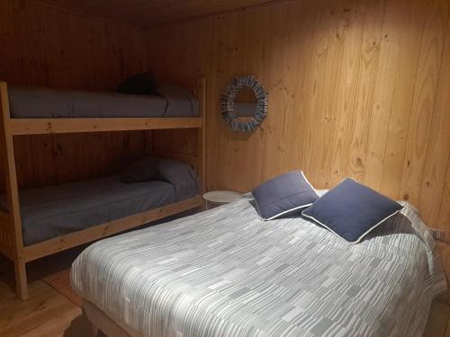 a bedroom with two bunk beds in a cabin at La gran escapada in Navidad