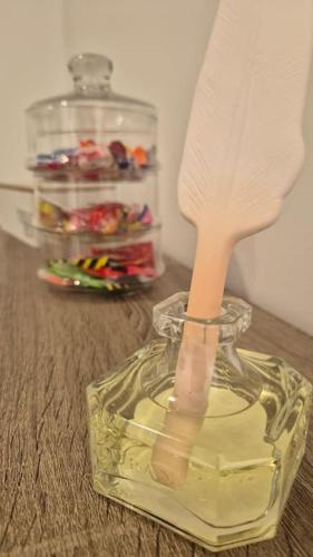 une cuillère en bois dans un récipient en verre sur une table dans l'établissement Le nid du geai, à Istres