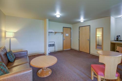 a living room with a couch and a table at Hotel Mar Vista in Ocean Shores
