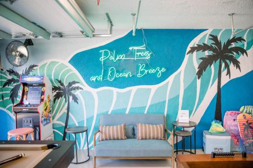 Posezení v ubytování Heated Pool-Game Room-King Beds-75in TV-Sleeps 14