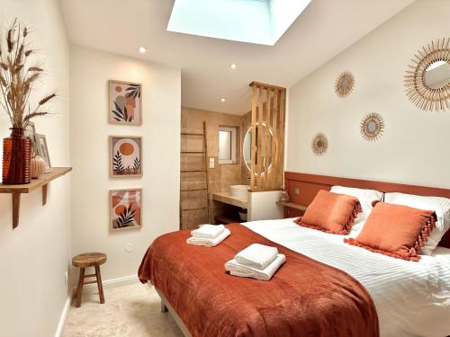 une chambre avec un lit avec deux serviettes dessus dans l'établissement La Fleur de Sauzelle, à Saint-Georges-dʼOléron