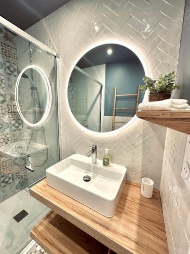 une salle de bain avec un lavabo et un miroir dans l'établissement La Fleur de Sauzelle, à Saint-Georges-dʼOléron