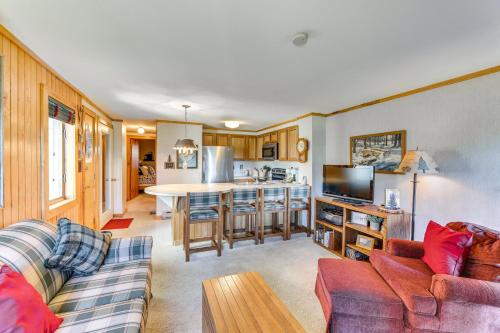 a living room with a couch and a kitchen at 2 Mi to Snowshoe Resort Townhome with Deck! in Dunmore