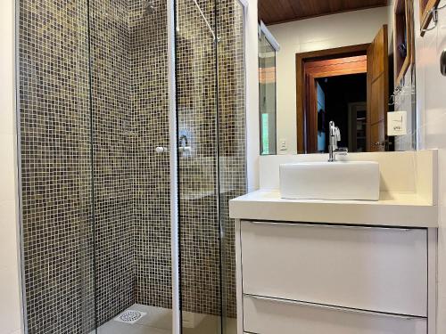 邦比尼亚斯B167 - Casa de Alto Padrão com Piscina Privativa e Espaço Gourmet a 450m do Mar na Praia de Mariscal - Bombinhas-SC的带水槽和淋浴的浴室