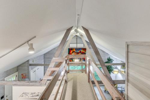 eine Leiter, die zu einem Zimmer in einem Haus hinaufführt in der Unterkunft Serene Holmes Cottage Near Lakes and Trails! in Pawling