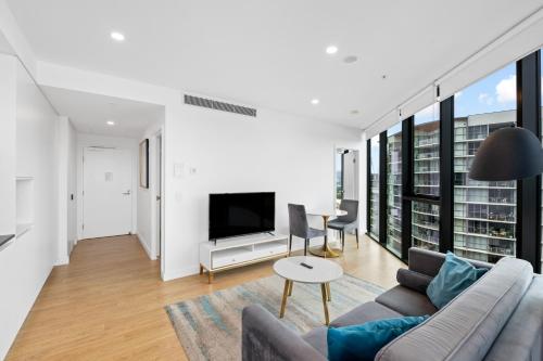 Télévision ou salle de divertissement dans l'établissement Brisbane One Apartments by CLLIX