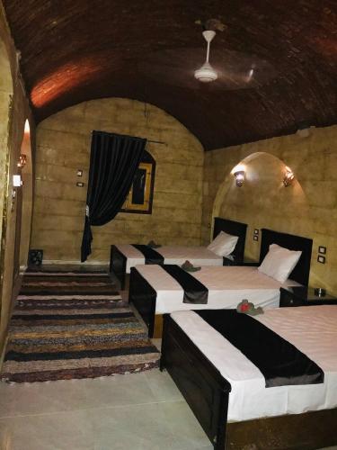 Una cama o camas en una habitación de Labib Guest House