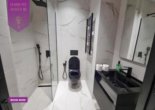 Un baño con un inodoro negro y un lavabo. en Harmony Haven III, en Sidi Daoud