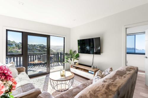Televisyen dan/atau pusat hiburan di Oceanview Oasis - Guest House in Tairua