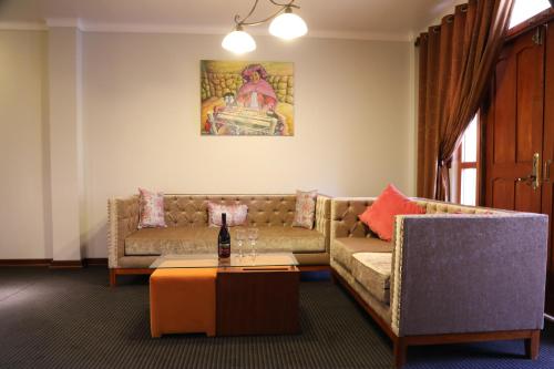 Ein Sitzbereich in der Unterkunft QASANA HOTEL Plaza Calca